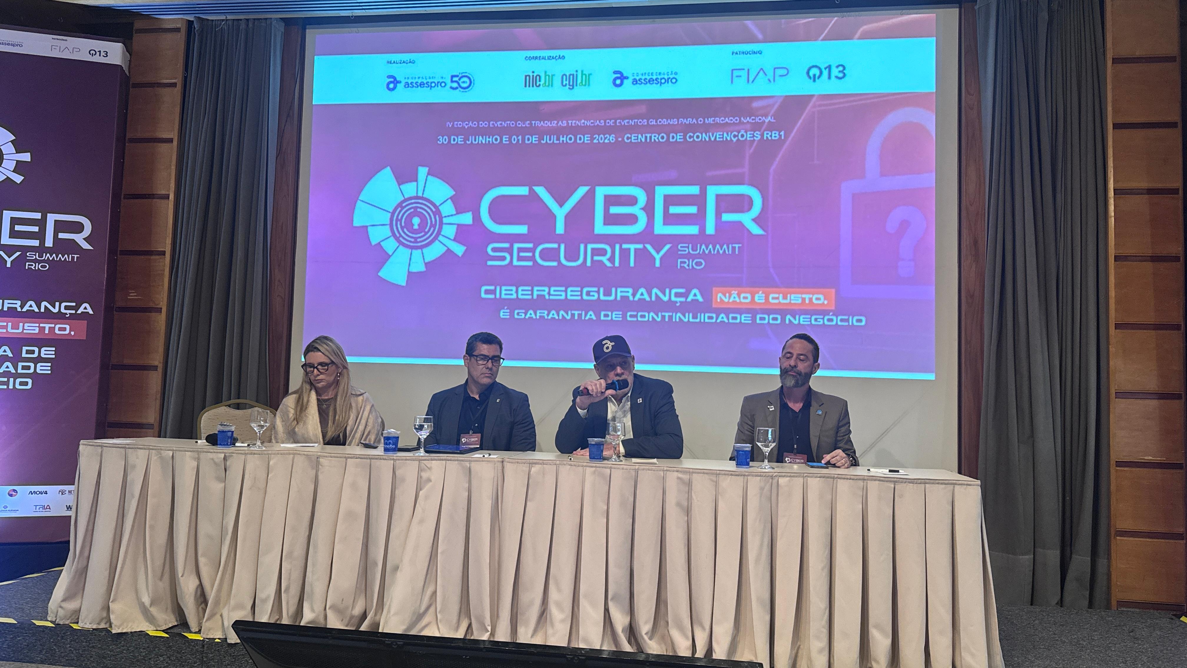 Painel do Cyber Security Summit Rio 2026 acompanhado pela IPSecure durante a cobertura do evento