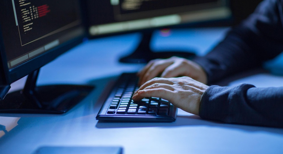 Imagem editorial de Segurança da Informação para CVE-2026-33017: campanha ativa de criptominerador Monero explora RCE crítico em pipelines de IA Langflow